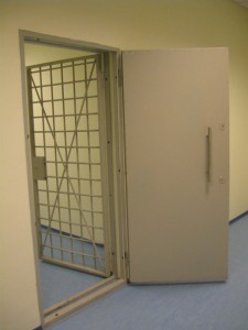 Дверь в помещение для хранения психотропных и наркотических средств